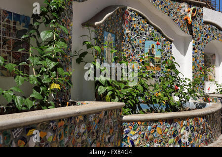 Scale su Puerto Vallarta Malecon decorata con piastrelle dipinte Foto Stock