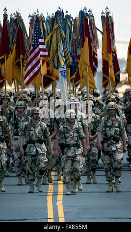 Washington DC Giugno 8-1991 un sbandieratori di folla di 200.000 persone allietate veterani della tempesta di deserto di funzionamento come la capitale della nazione in scena la sua vittoria più grande celebrazione sin dalla fine della Seconda Guerra Mondiale II.Stealth Fighter piani zoomed overhead, carri armati e missili Patriot da laminati e più di 8.000 battaglia-placcati truppe sfilarono davanti un raggiante il Presidente Bush in un display del militare americano che potrebbe essere schiacciato in Iraq 43 giorni di combattimento. Marzo truppe attraverso il Ponte Memoriale sulla strada per il Pentagono. Credito: Mark Reinstein Foto Stock