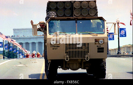 Washington, DC, Stati Uniti d'America, 8 giugno, 1991 Un sbandieratori di folla di 200.000 persone allietate veterani della tempesta di deserto di funzionamento come la capitale della nazione in scena la sua vittoria più grande celebrazione sin dalla fine della Seconda Guerra Mondiale. Guidati dal gen. H. Norman Schwarzkopf, circa 8.800 soldati - compreso il 1 U.S. Esercito da Fort Meade marzo attraverso Arlington Memorial Bridge. 31 macchine da guerra come M-1 serbatoi, Humvees, lanciarazzi e il famoso missili Patriot sono inoltre incluse nella sfilata. M270 MLRS rigidi oltre il Ponte Memoriale. Credito: Mark Reinstein Foto Stock