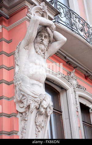 Atlas scultura closeup sulla vecchia facciata di edificio a San Pietroburgo, Russia Foto Stock