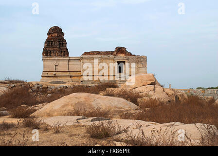 Saraswati tempio vicino alla vasca ottagonale, Royal Centre o il Royal Enclosure. Hampi, Karnataka, India. Foto Stock