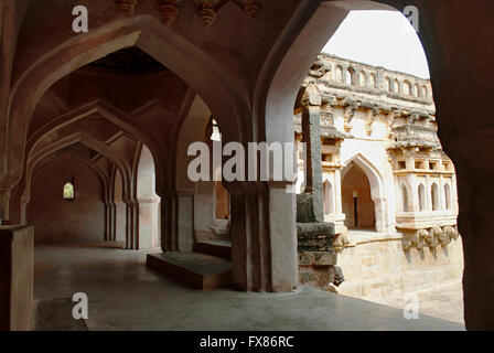 Vista interna del Queens vasca da bagno. Royal Centre o il Royal enclosure. Hampi, Karnataka, India. Foto Stock