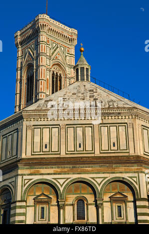 Firenze. Duomo. Cattedrale. Cattedrale di Santa Maria del Fiore . Piazza del Duomo. La piazza del Duomo. Toscana. L'Italia. Europa Foto Stock