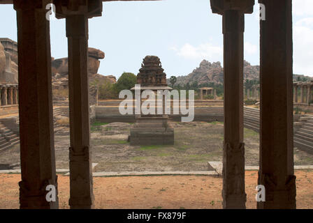 Pushkarini vicino a Krishna Bazaar, Hampi, Karnataka, India. Centro Sacro. Foto Stock