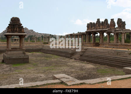 Pushkarini vicino a Krishna Bazaar, Hampi, Karnataka, India. Centro Sacro. Foto Stock