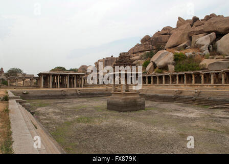 Pushkarini vicino a Krishna Bazaar, Hampi, Karnataka, India. Centro Sacro. Foto Stock