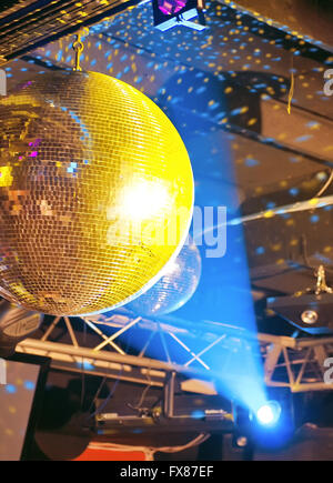 Disco colorato specchio palla luci sfondo night club Foto stock - Alamy