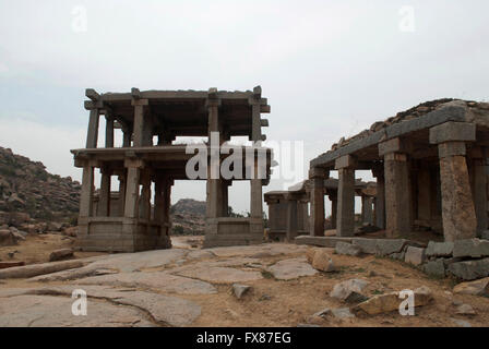 Strutture vicine Kings equilibrio. Hampi, Karnataka, India. Foto Stock