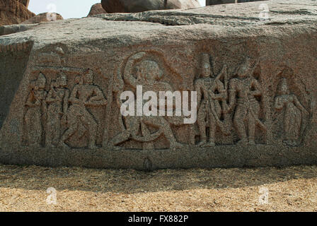 Incisioni sul Hemakuta Hill, Hampi, Karnataka, India. Centro Sacro. Hanumana nel centro, Signore Rama, Lakshmana e sita sul Foto Stock