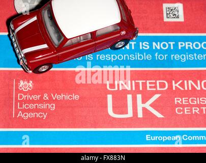 A DVLA documento di registrazione con un rosso mini cooper auto Foto Stock