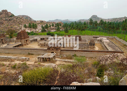 Vista aerea di Achyuta Raya tempio complesso da Matanga Hill. Hampi, Karnataka, India. Centro Sacro. Foto Stock