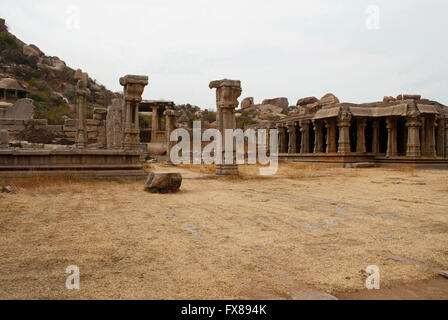 Rovine e una porzione di Kalyana Mandapa sul lato destro, vicino al Nord Gopura del cortile interno, Achyuta Raya tempio, Foto Stock