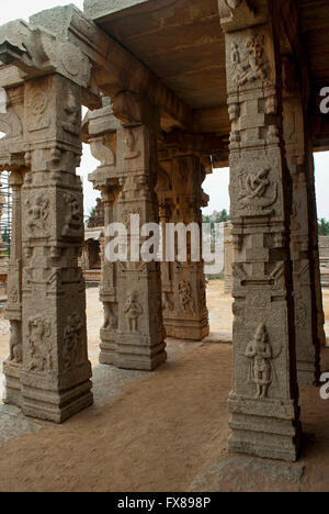 Scolpito pilastri di Kalyana Mandapa (Divina matrimonio Hall), Achyuta Raya tempio, Hampi, Karnataka, India. Centro Sacro. Foto Stock