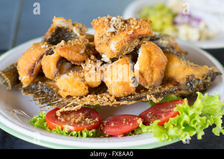 Fritto delizioso pesce tilapia in un plat Foto Stock