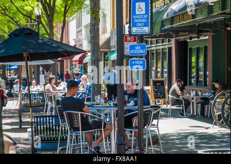 Sala da pranzo esterna e la conversazione lungo una strada alberata in Columbus, Georgia, l'affascinante quartiere Uptown. Stati Uniti d'America. Foto Stock