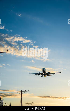 Delta Air Lines jet del passeggero sulla rotta di avvicinamento per l'atterraggio all'Aeroporto Internazionale Hartsfield-Jackson di Atlanta. (USA) Foto Stock