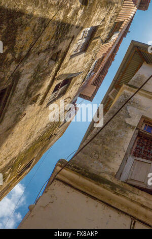Guardando da una stradina nel quartiere vecchio di Stone Town Zanzibar Foto Stock
