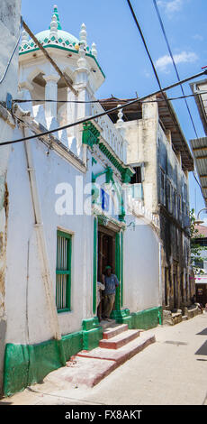 Verde e bianco moschea dipinta in una strada di Stone Town a Zanzibar Africa orientale Foto Stock