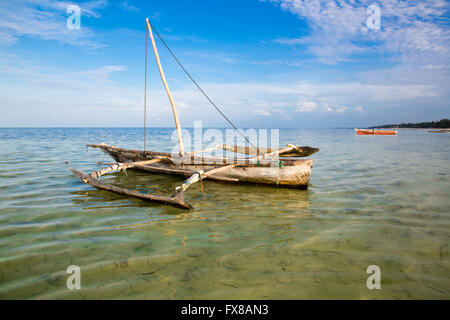 Un piccolo dhow ormeggiati su una laguna sulla costa di Zanzibar Africa orientale Foto Stock