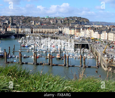 Vista della città di Dieppe e il suo pittoresco porto in Normandia, Francia. Foto Stock