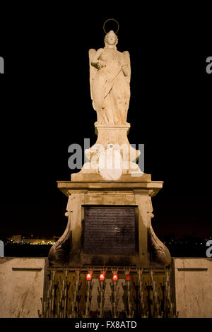 San Rafael, arcangelo Saint Raphael statua da 1651 a notte, piccolo santuario sul ponte romano a Cordoba, Andalusia, Spagna, città p Foto Stock