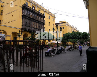 Scena di strada fuori da Plaza Mayor di Lima in Perù che mostra in legno antico balconi coloniali Foto Stock