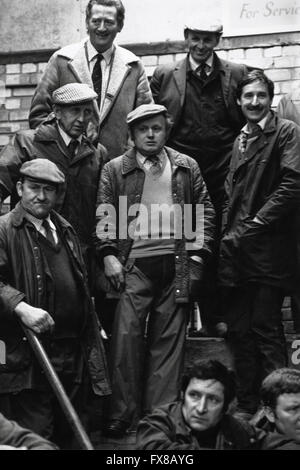 Immagine di archivio da anni ottanta. Newport Mercato del Bestiame circa 1985 gli agricoltori che stanno vendendo i loro stock. Foto Stock