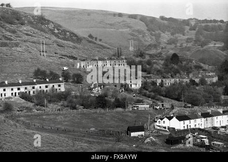 Immagine di archivio da anni ottanta. Sito di riqualificazione di zone depresse righe di ex minatori alloggia presso il British vicino Pontypool, Gwent, South Wales, Regno Unito Foto Stock