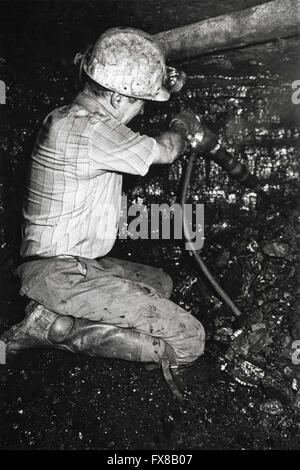 Immagine di archivio da anni ottanta. Blaencuffin Piccola Miniera vicino Pontypool, South Wales, Regno Unito miner lavorando al coalface con un prelevamento dell'aria. Foto Stock