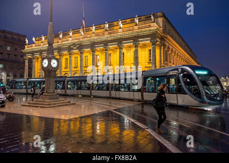 Bordeaux, Francia - 25 Marzo 2016. La laminazione del Tram vicino al Grand Théâtre di Bordeaux di notte. Bordeaux Aquitania, Francia. Foto Stock