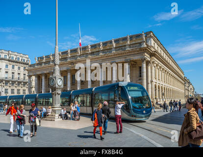 Bordeaux, Francia - 26 Marzo 2016. La laminazione del tram davanti al Grand Théâtre di Bordeaux a giornata di sole. Il teatro è la sede per la guarnizione Foto Stock