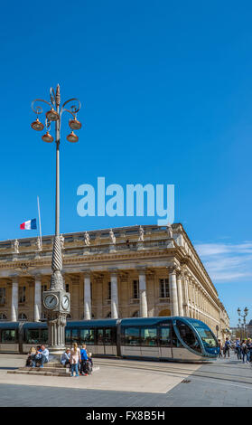 La laminazione del tram davanti al Grand Théâtre di Bordeaux a giornata di sole. Bordeaux Aquitania, Francia. Foto Stock