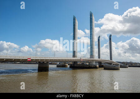Grand port maritime de Bordeaux e Pont Jacques Chaban-Delmas in background. Bordeaux Aquitania. La Francia. Foto Stock