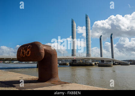 Grand port maritime de Bordeaux e Pont Jacques Chaban-Delmas in background. Bordeaux Aquitania. La Francia. Foto Stock