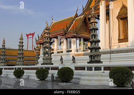 Wat Suthat e altalena gigante Bangkok in Thailandia Foto Stock