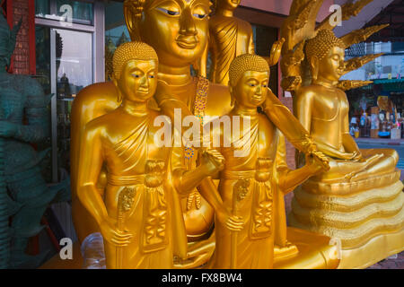 Il Buddha negozi lungo Thanon Bamrung Muang Bangkok in Thailandia Foto Stock