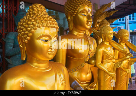 Il Buddha negozi lungo Thanon Bamrung Muang Bangkok in Thailandia Foto Stock