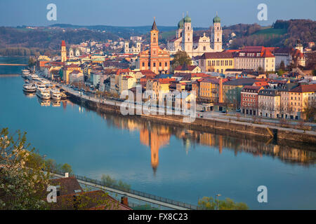 Passau. Passau skyline durante il tramonto, Baviera, Germania. Foto Stock