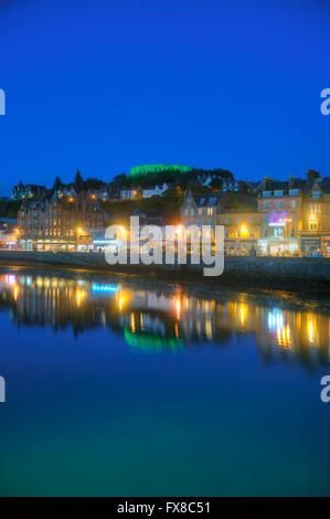 Oban al crepuscolo con McCaigs Tower in vista, Oban, Argyll Foto Stock