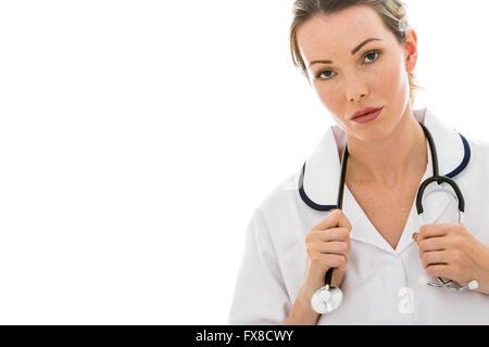 Pensieroso triste stanco medico donna con uno stetoscopio isolata contro uno sfondo bianco Foto Stock