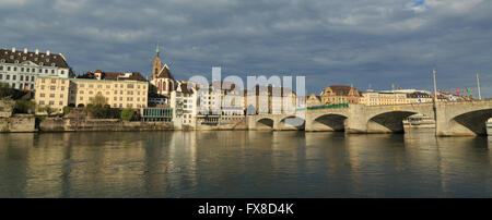 Una panoramica di una fotografia di un tram che attraversa il centro storico ponte (Mittlerebrücke) a Basilea, in Svizzera. Foto Stock