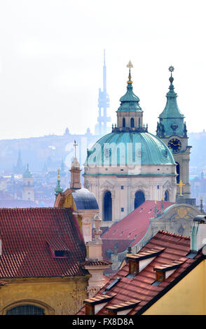 Praga, Repubblica Ceca. La Chiesa di San Nicola (Kostel svatého Mikuláše - 1755, barocco) dal Castello, Žižkov TV Tower dietro Foto Stock