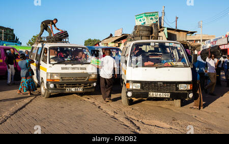 Voi vivace stazione degli autobus con persone vettori o matatus essendo carico di merci e di passeggeri - Kenya meridionale Foto Stock