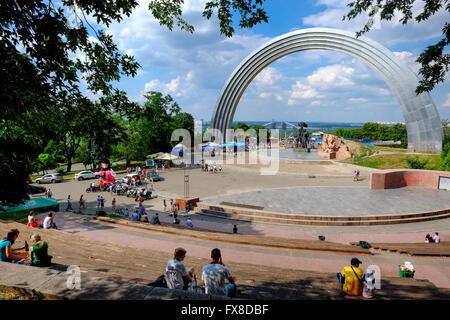 La gente del posto e i turisti a Kiev relax vicino l'amicizia delle Nazioni arco dedicato all'unificazione della Russia e dell' Ucraina Foto Stock