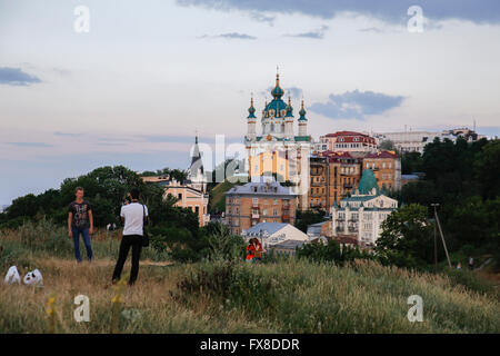 I turisti fare foto vicino a Saint Andrew's Chiesa di Kiev Foto Stock