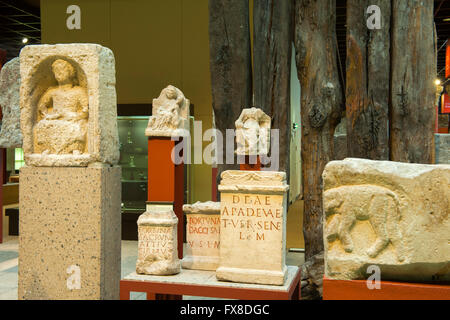 Köln, Innenstadt, Roncalliplatz, Römisch-Germanisches Museum, Grabstele und Inschriftensteine Foto Stock