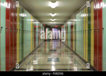 Sfocare lo sfondo del tunnel-come corridoio foderato con multi-colore di armadietti. Foto Stock