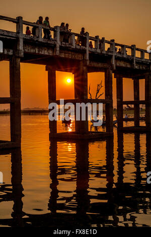 U Bein Bridge, Amarapura il più lungo ponte in teak in tutto il mondo Foto Stock