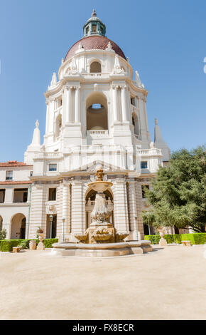 Pasadena City Hall nel Mediterraneo e revival coloniale spagnolo stili di Revival courtyars con la sua fontana e la cupola della torre principale Foto Stock