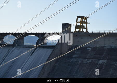 Linee di trasporto di energia elettrica su Grand Coulee Dam. Foto Stock